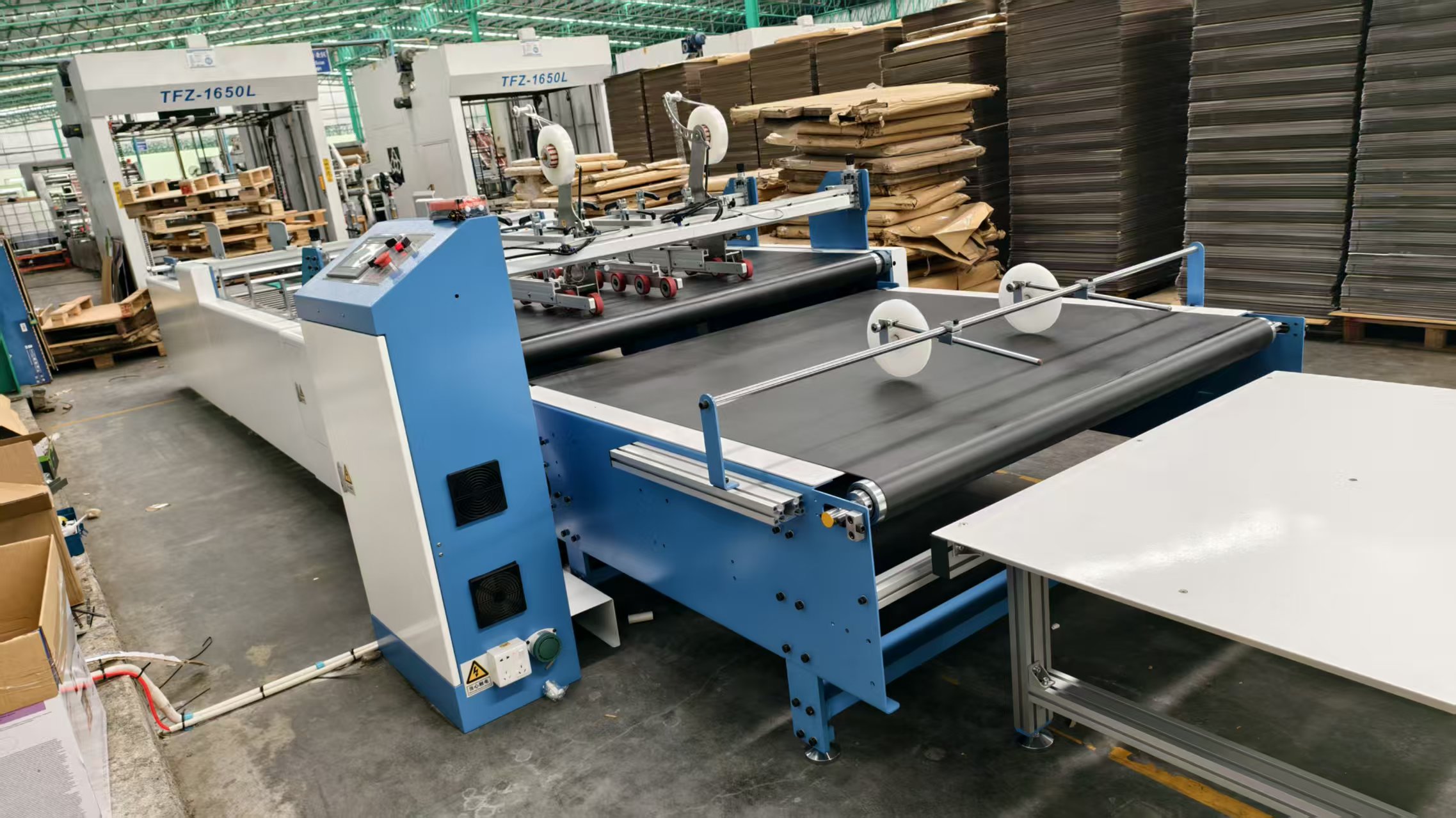 ¡Equipos inteligentes chinos vuelven a ganar reconocimiento internacional! La máquina automática multifuncional de cinta adhesiva doble cara CSM se entregó con éxito al socio tailandés.